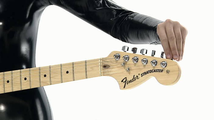 001. La Guitare Stratocaster, Clarence